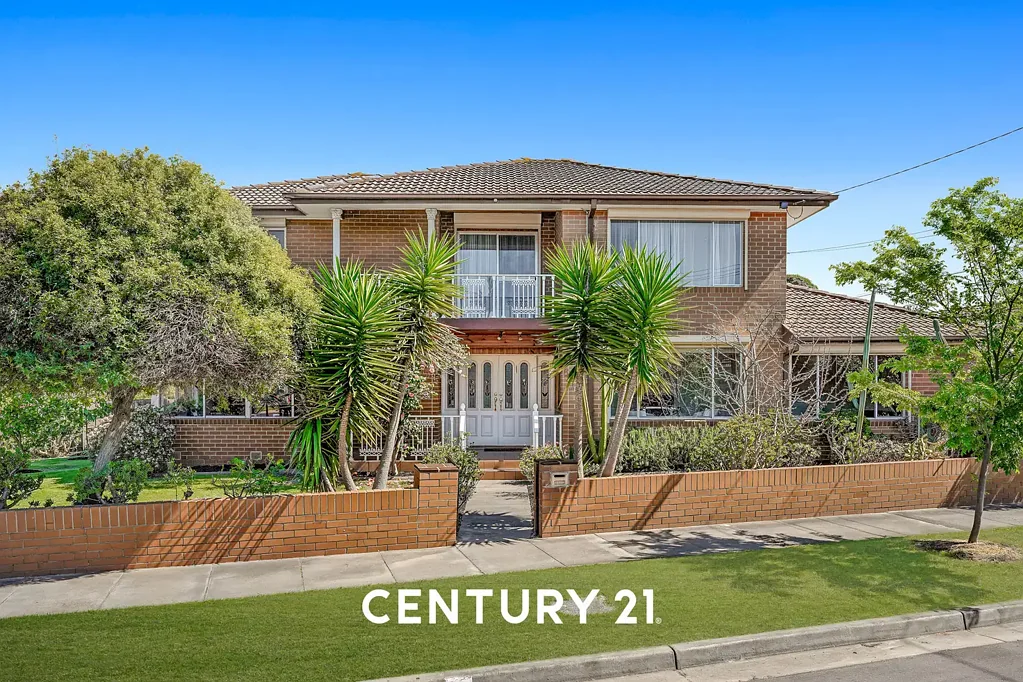 Oakleigh South 5कमरा AFFORDABLE, SPACIOUS & POTENTIAL FOR IMPROVEMENT!