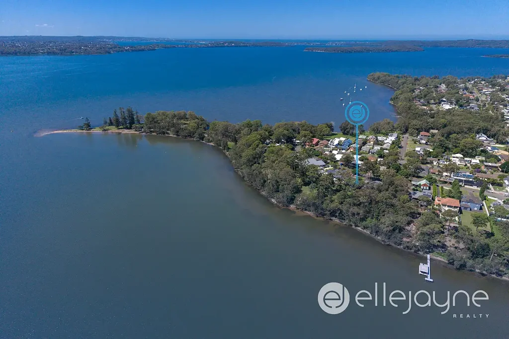 Balcolyn 2कमरा RENOVATED HOME WITH LAKE VIEWS, DUAL-OCCUPANCY POTENTIAL AND ELEVATOR ON WATERFRONT RESERVE BLOCK