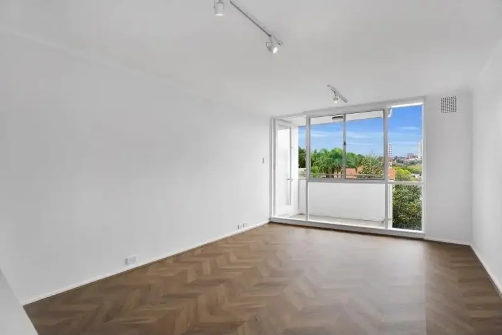 Stylish Double Bay Apartment in Prime Village Location