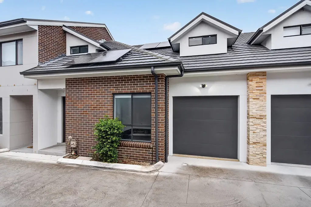 South Wentworthville 3房 宽敞主卧带步入式衣柜 高级石材厨房配燃气灶具 私密低维护后院 优质木地板与高挑天花板 热门学区房 便捷交通近CBD Dual-Level Modern Living With Unmatched Parramatta & Westmead Connectivity