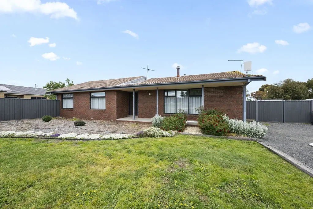 Spacious Family Home in Miners Rest - Perfect for Horse Racing Enthusiasts