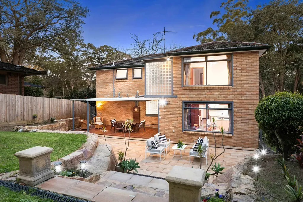 Thornleigh 5ਬੈੱਡਰੂਮ Double brick grandeur with high ceilings and versatile living