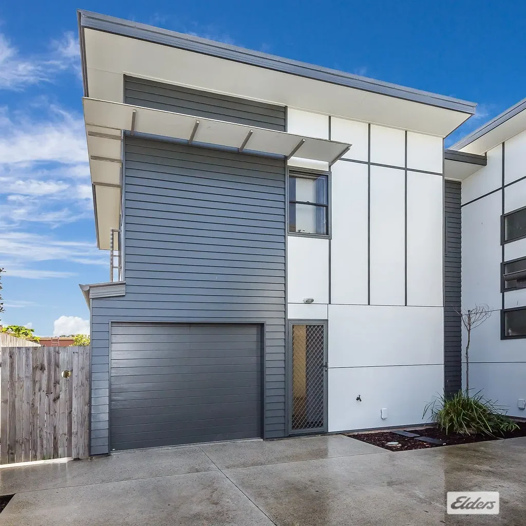 WALKING DISTANCE TO BEACH FRONT