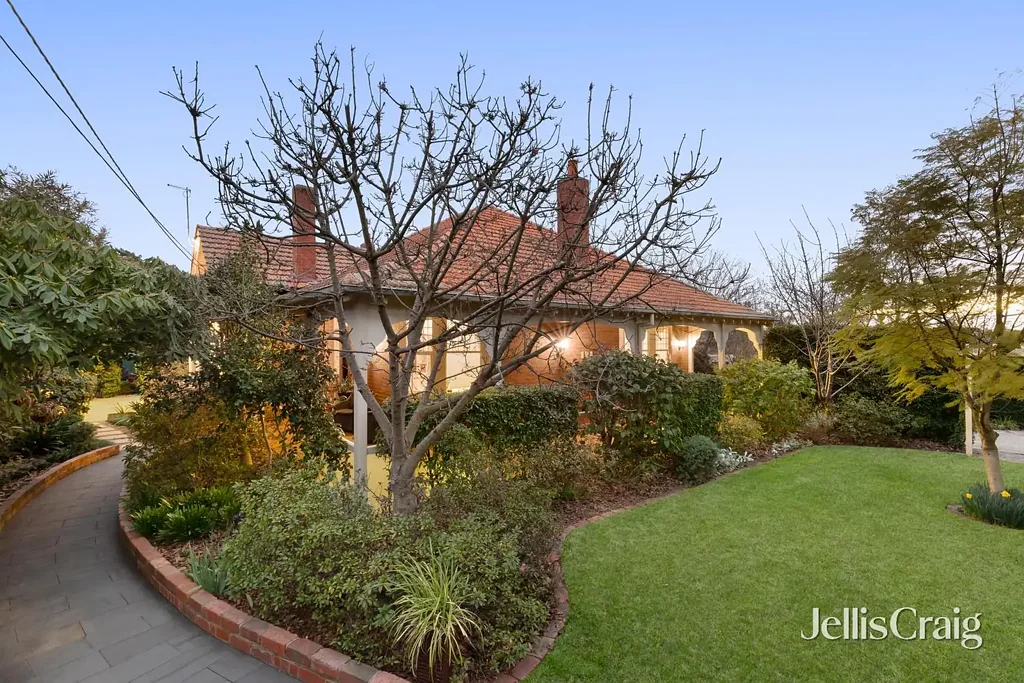 Hampton East 3房 宏伟爱德华式建筑 1004平米朝北地块 精致花园环绕 装饰性天花板 原始壁炉硬木地板 优质厨房设备 北向主卧带水疗衣帽间 户外娱乐空间丰富 地段优越近商圈学校 “Warwick” c1918 – a magnificent Edwardian in glorious garden oasis, all on a sprawling 1,004m2 (approx.)