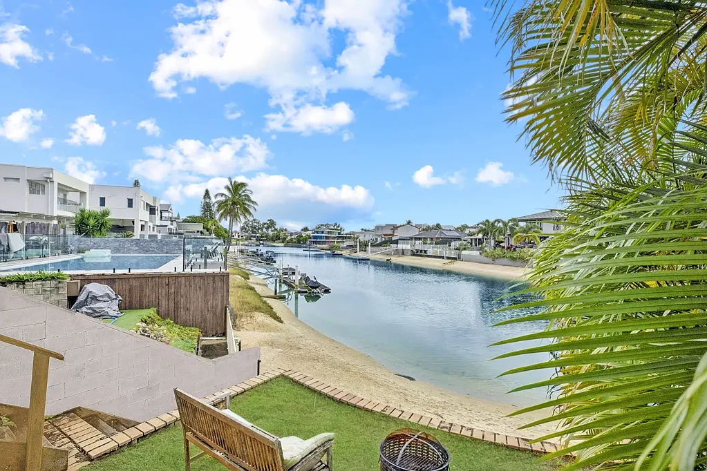 Broadbeach Waters 4कमरा Lifestyle Meets Opportunity