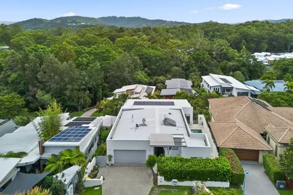 Mudgeeraba 6ห้องนอน PREMIUM DUAL LIVING HOME - BUILT FOR DISABILITY ACCESS - OUTSTANDING QUALITY IN CLOVER HILL ESTATE ON 746M2 - STUNNING PANORAMIC OUTLOOK
