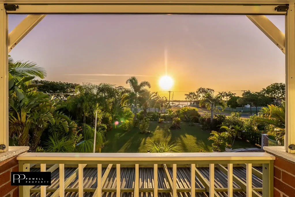 Burnett Heads 4部屋 First Time Ever Offered – A One-of-a-Kind Coastal Residence with Stunning Sunset River Views