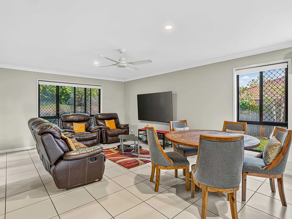 Pacific Pines 4房  Family Favourite - Park nearby & Lifestyle on offer!