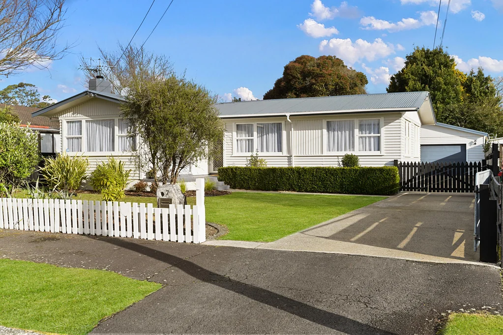 Glenview 4 Bedroom Flexible Family Living | Sunny Backyard
