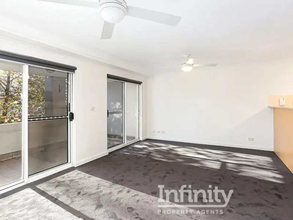LARGE TWO-BEDROOM APARTMENT NEAR SYDNEY PARK