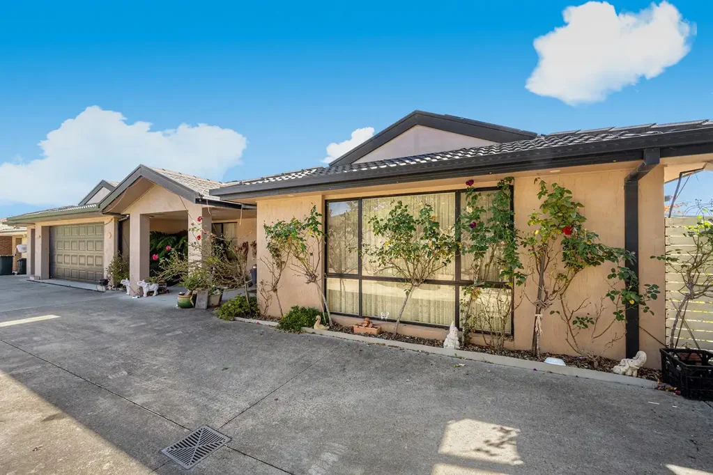 Dunlop 5Zimmer 5 bedrooms, 350sq/m under roof... the best value home in the ACT