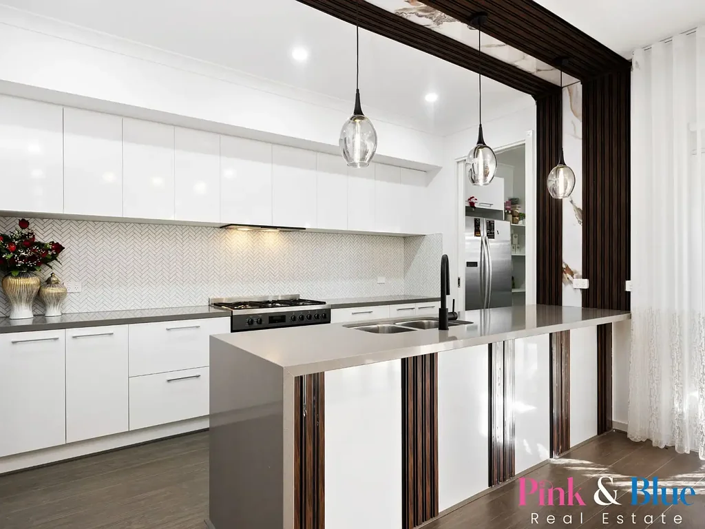 Rockbank 5房 优雅4卧府邸 采光满分 高端升级 便捷生活圈 East-Facing Luxury: 2 Master Suites, 3 Bathrooms, Family Living at Its Finest.