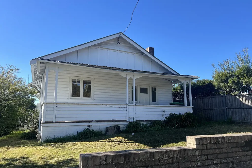 Charming 3-Bedroom Cottage in the Heart of Moss Vale  – Available Now!