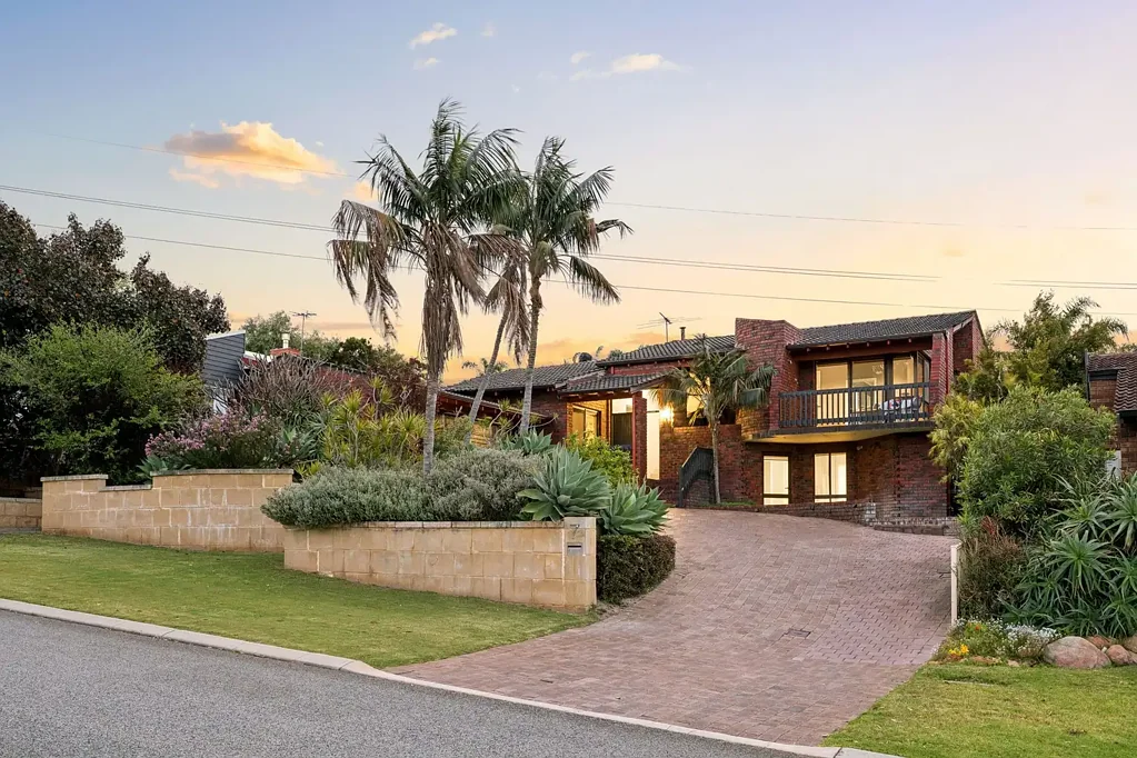 Carine 4બેડરૂમ Refined Family Living in a Peaceful Carine Enclave