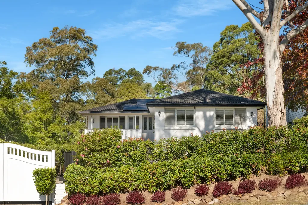 Mount Kembla 3chambre A beautifully reimagined home framed by greenery and escarpment views