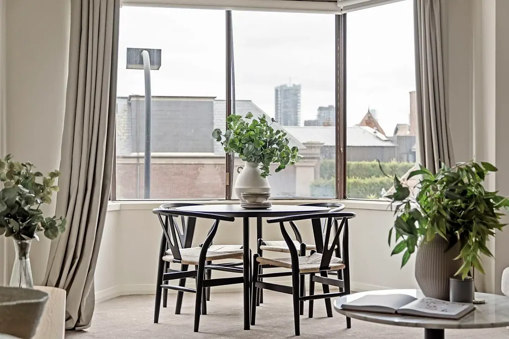 Toorak 2房 Toorak中心130米 精品购物便捷 西向采光温暖 两卧带柜 安全电梯泳池 私人车库奢享 Shop, dine and unwind. Moments from Toorak Village