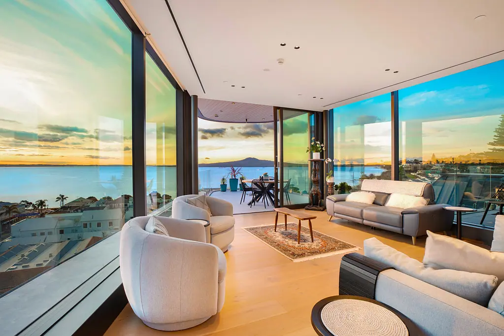 Saint Heliers 2침실 Landmark penthouse living above St Heliers village