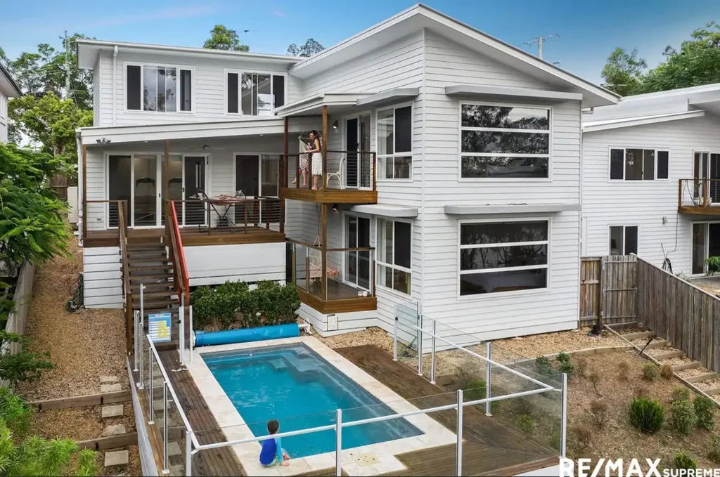 Brighton 4ਬੈੱਡਰੂਮ A Rare Opportunity in One of Brighton’s Most Tightly Held Waterfront Enclaves