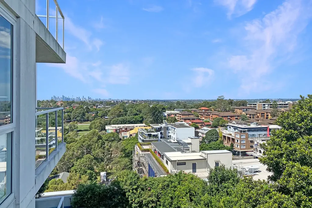 Executive apartment with district views and city glimpses