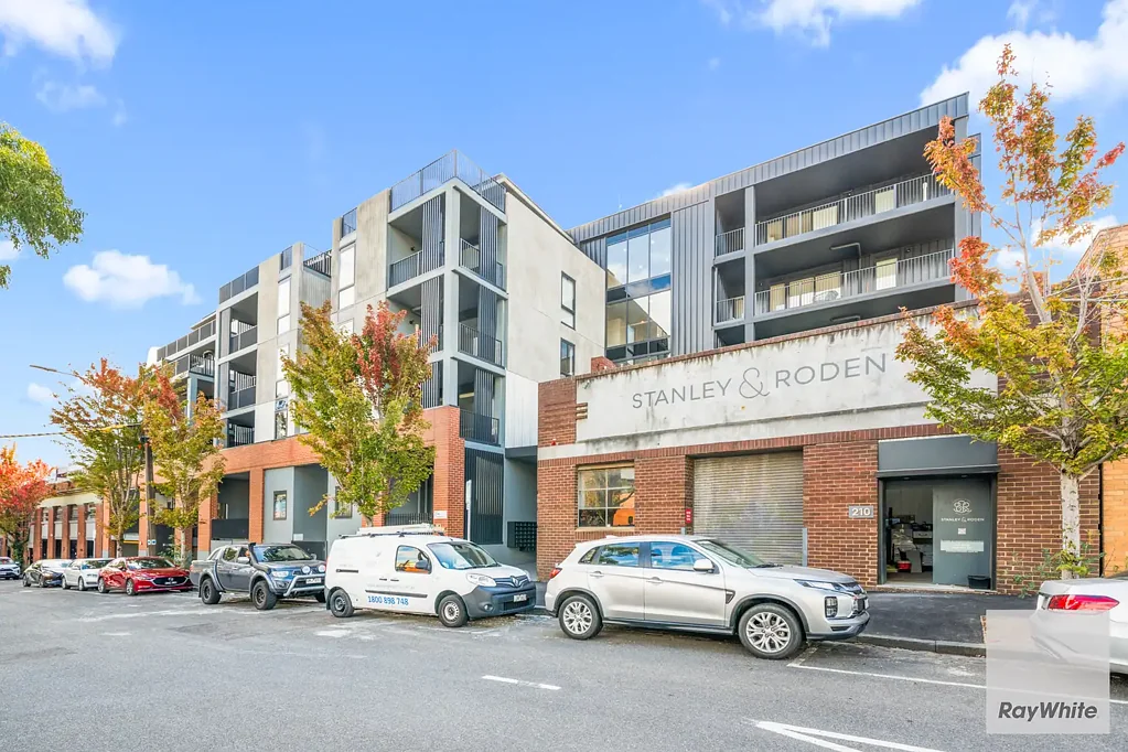 ALMOST NEW 1 BEDROOM APARTMENT "LOCATION, LOCATION"