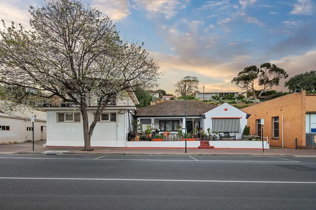 Mannum 6 Slaapkamer A rare find of 2 titles, residential and commercial opportunity on the Main Street