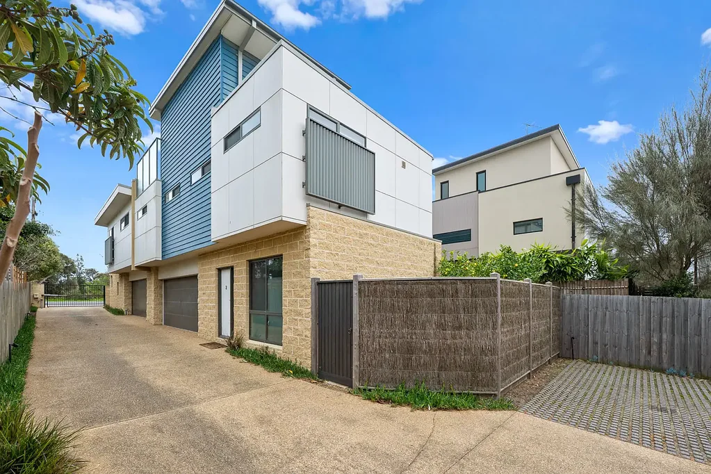 Spacious Three Level Townhouse with Creek Access just steps from Seaford Beach