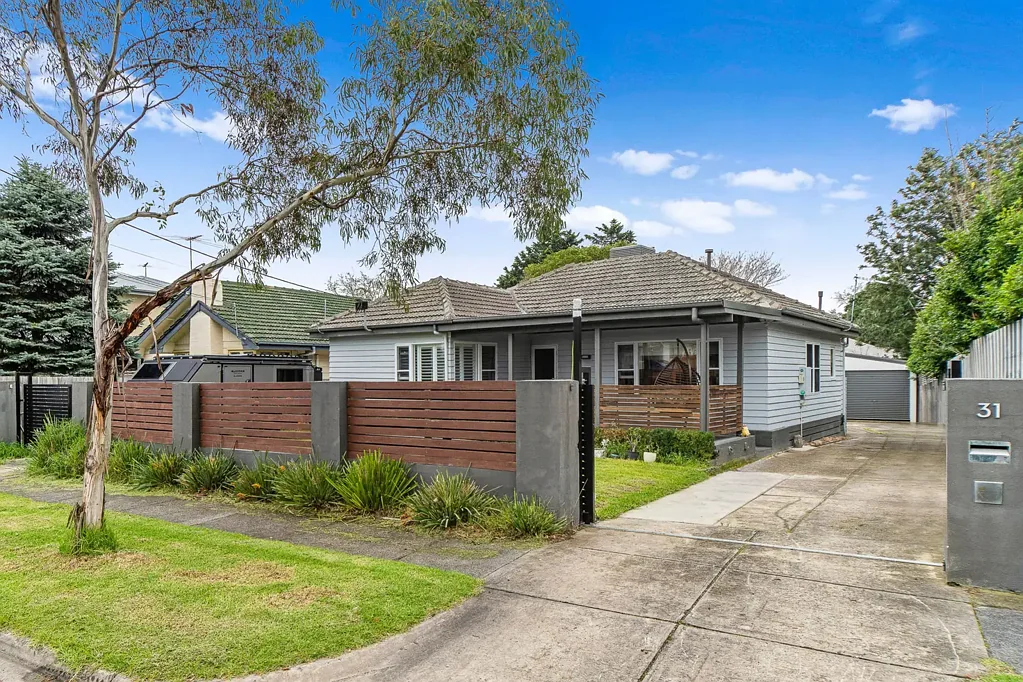 Frankston 3房 Frankston高区物业 646㎡宽敞地块 三卧两卫 双生活空间 车库工作室 海滩公园近便 Family home in the Frankston High School Zone