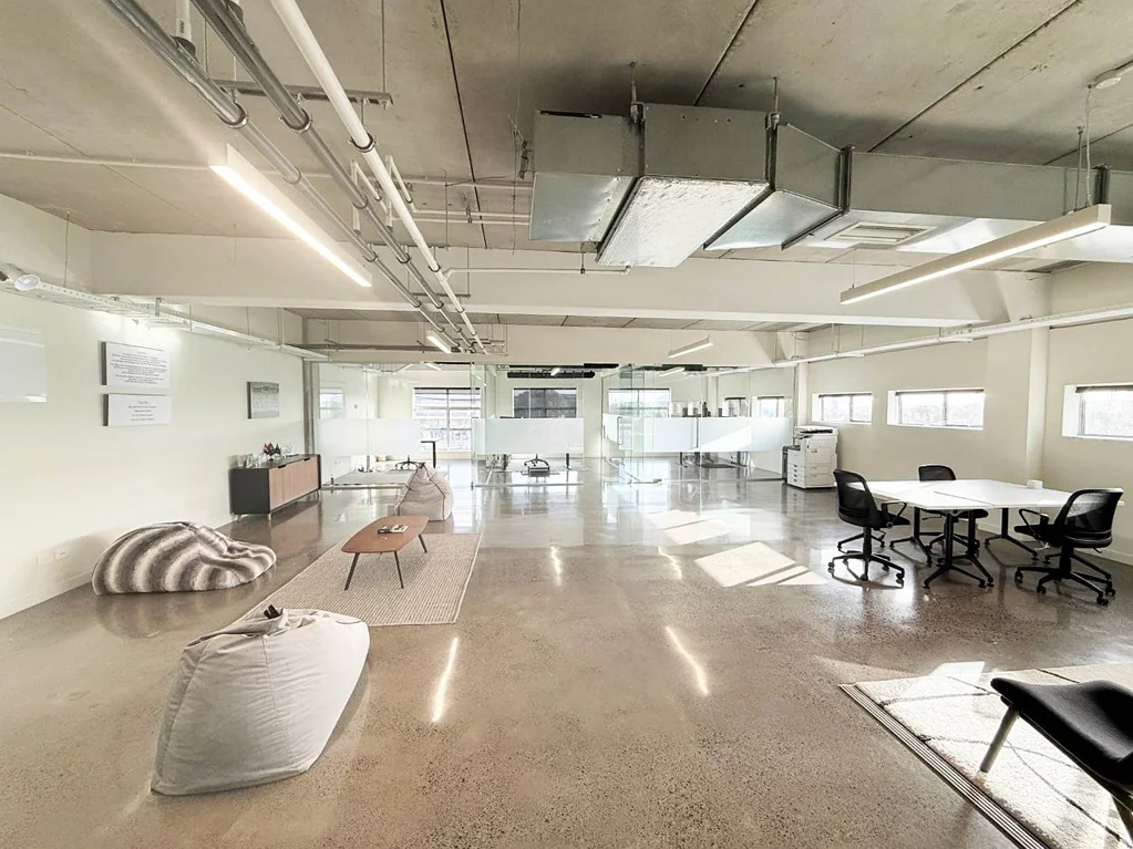Parnell TIDY MODERN PARNELL OFFICE
