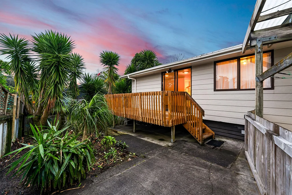 Ranui 3房 四车位+全围栏花园！三卧住宅，布局简洁实用，生活便利！ Three Beds, Four Parks, Actual Garden