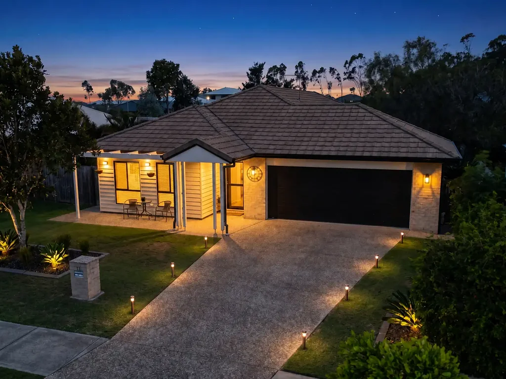 Flinders View 4房 Flinders View魅力住宅 880m²坡地地块 四卧宽敞布局 主卧套房 私人套间 周边优质公园 便捷购物教育 顶级户外空间 高回报投资 Unrivalled Lifestyle, Convenience & Investment Potential