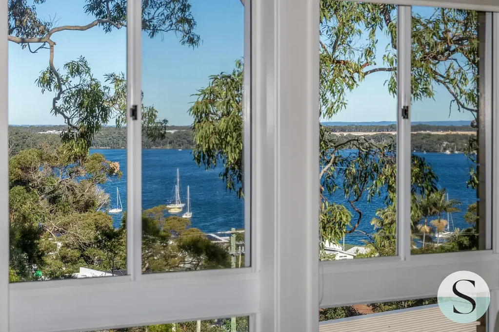 Nords Wharf 4غرفة نوم Outstanding Lake Views - Front & Back, Acreage Feel, Your Tree Change & Sea Change Combo, Stunning Renovated Interior, 2 Titles Subdivision Potential!