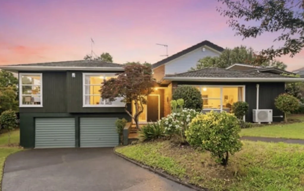 Sunnyhills 小学附近-3房-独立house 2车库. 走路一分钟到Sunnyhills 小学。无烟无宠，适合3 ～4口人的家庭。有意者请发信息联系：0211824750