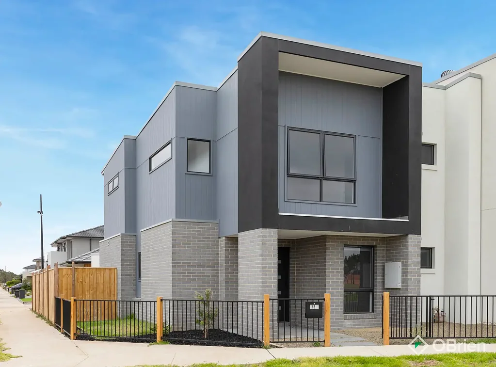 Modern Townhouse in Prime Fraser Rise Location