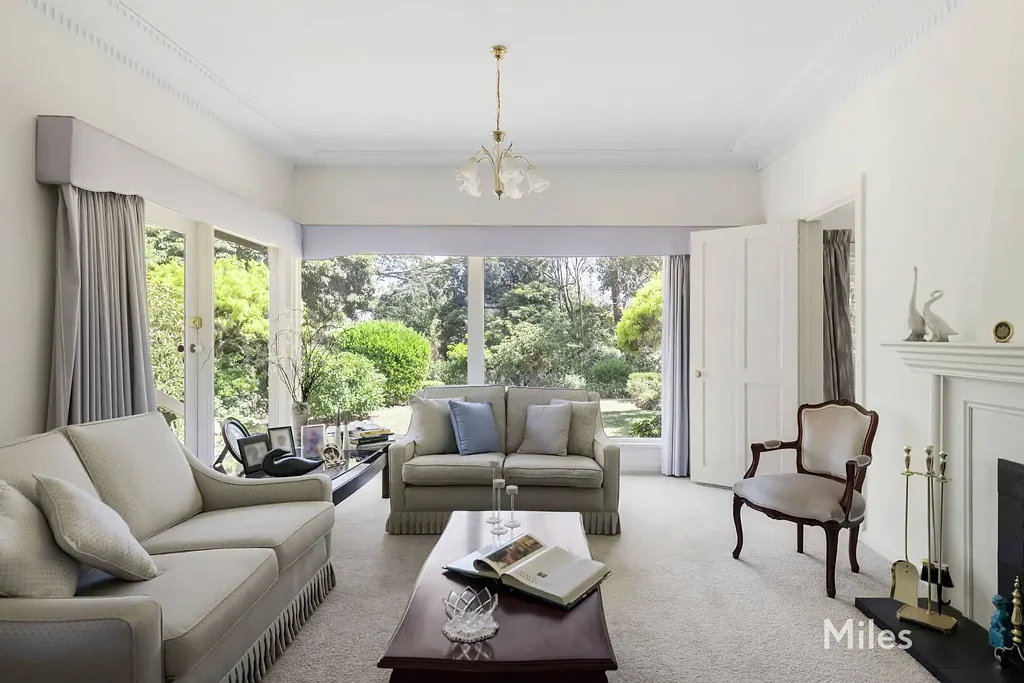 Eaglemont 3 Bedroom Timeless Elegance with Parkland Outlook