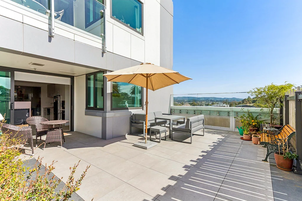 Glen Eden 2 Slaapkamer Sun-Drenched Urban Living Meets Nature's Doorstep
