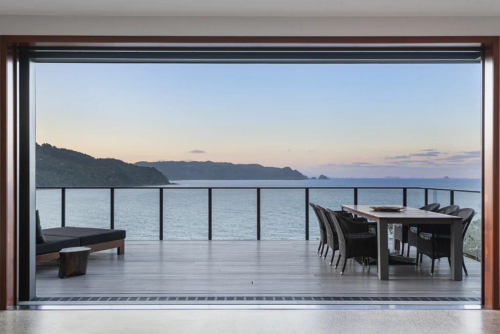 Tairua 4房 建筑与自然完美契合！饱览海景，尽享畅游/划船/冲浪，私密与便利兼得！ A Home Shaped by the Sea