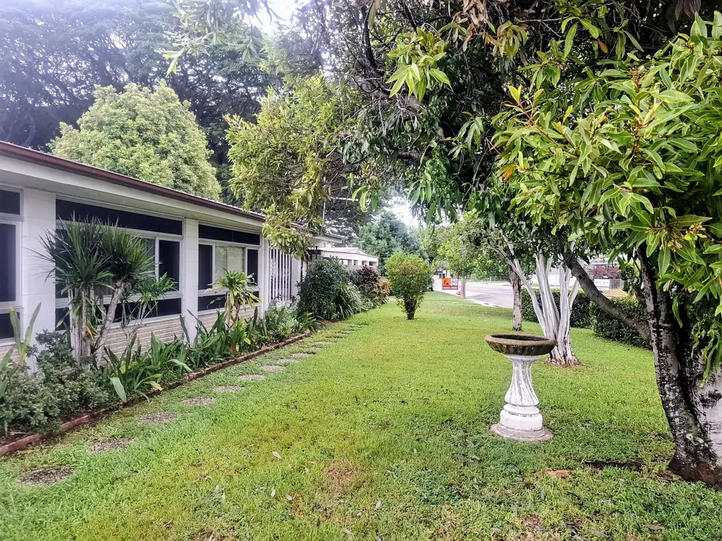Mundingburra 3ਬੈੱਡਰੂਮ DOWNSIZING - GOING SOLO -  VEHICLE GARAGES X 5 - GREAT SUBURB.