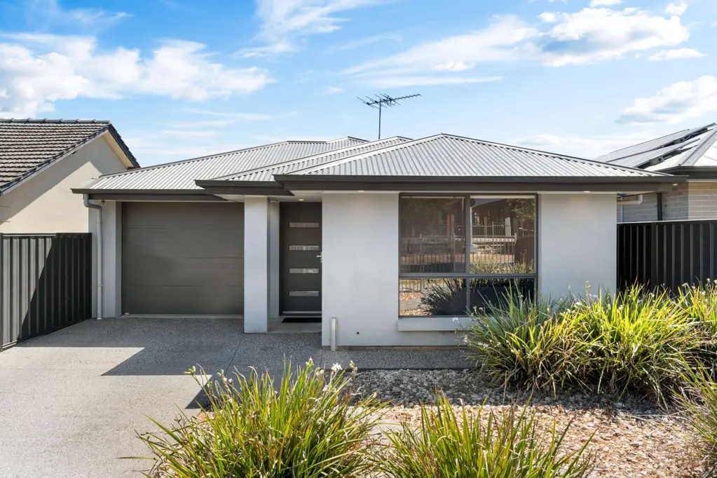Enfield 3Kwarto 3 Bed, 2 Bath, 2 Living Courtyard home with a massive outdoor entertaining area