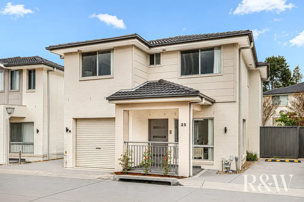 Ropes Crossing 4침실 Immaculate Freestanding Townhouse in Sought After Location (Close to Ropes Crossing Village Shopping Centre)