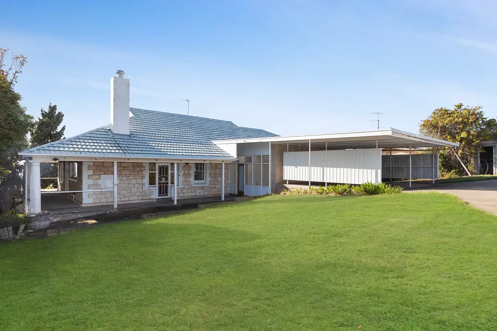 Large Family Home, Sweeping Views & Central Location
