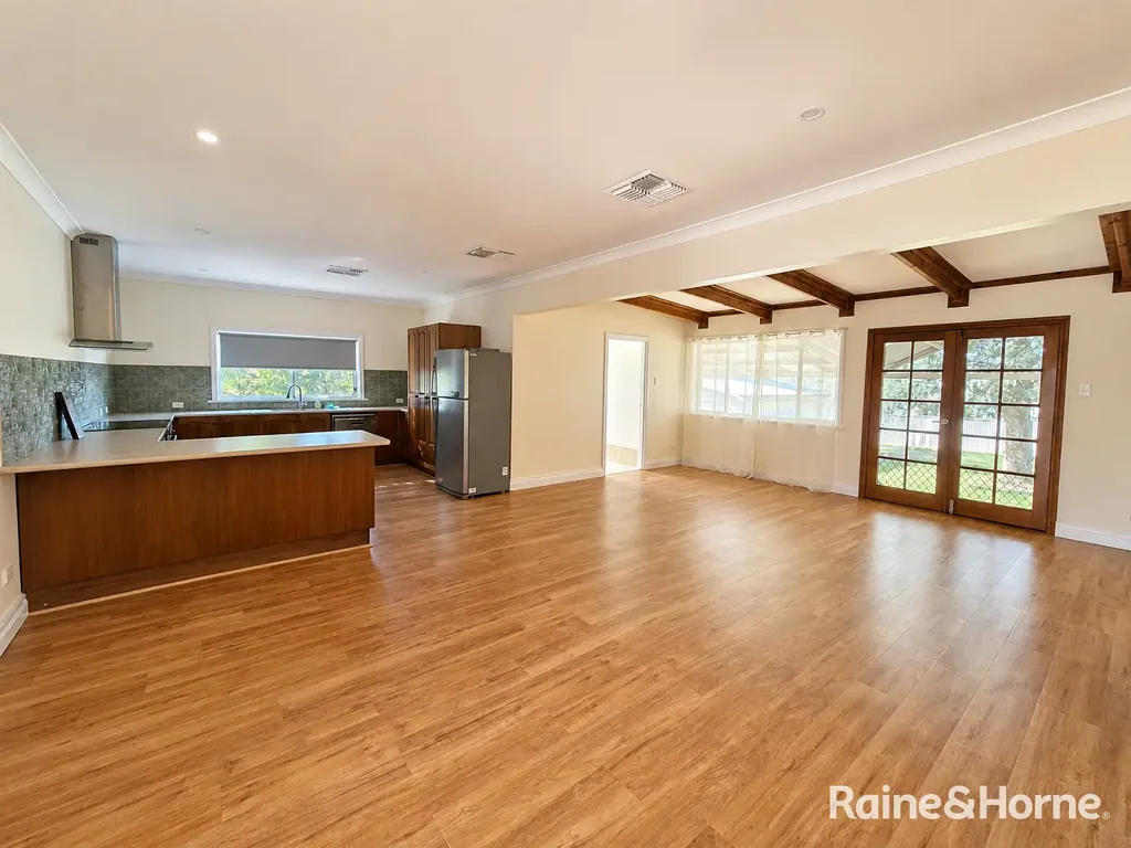 Charming 4-Bedroom House Close to Town