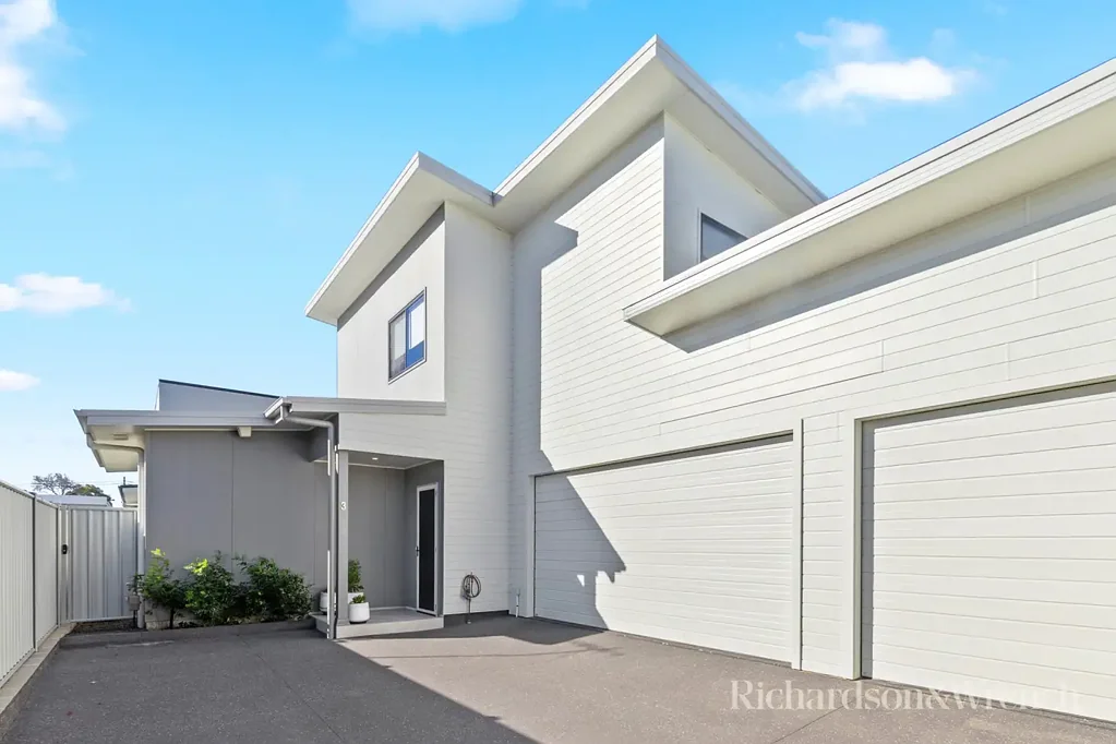 Ettalong Beach 3房  Coastal Living in a Quality Near New Townhouse with North-East Entertaining