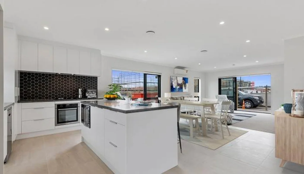 Waiata Shores - Modern 4 Brm Living