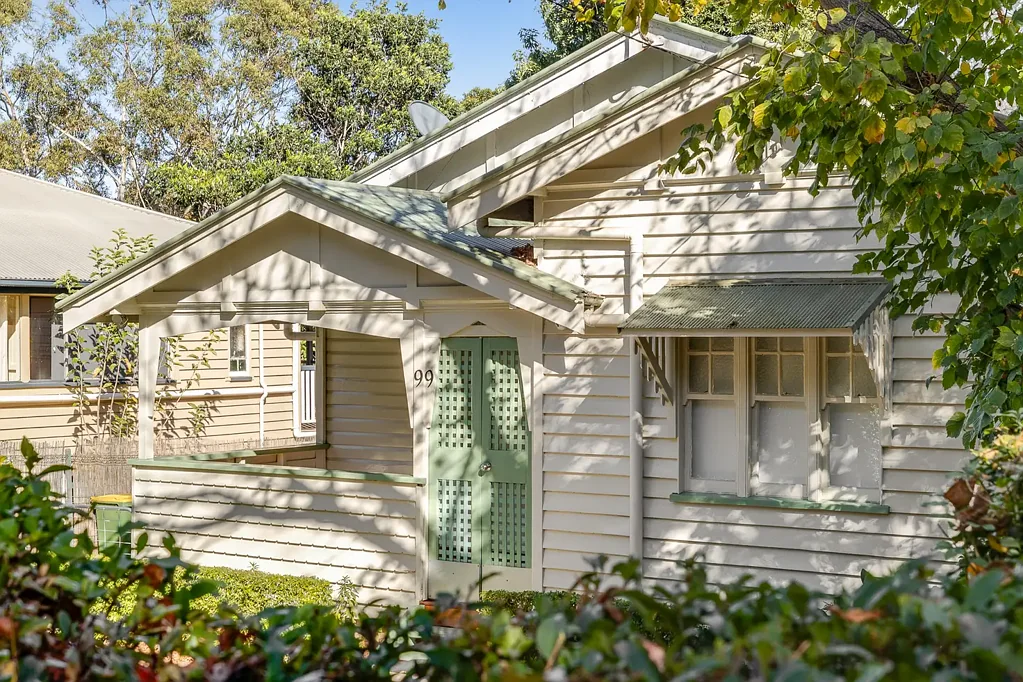 Harlaxton 3房 全新翻新三山墙 761㎡阔地 VJ墙板新地板 便利步行社区 近学校商店公园 Classic Character Charm, Fully Renovated & Ready to Enjoy