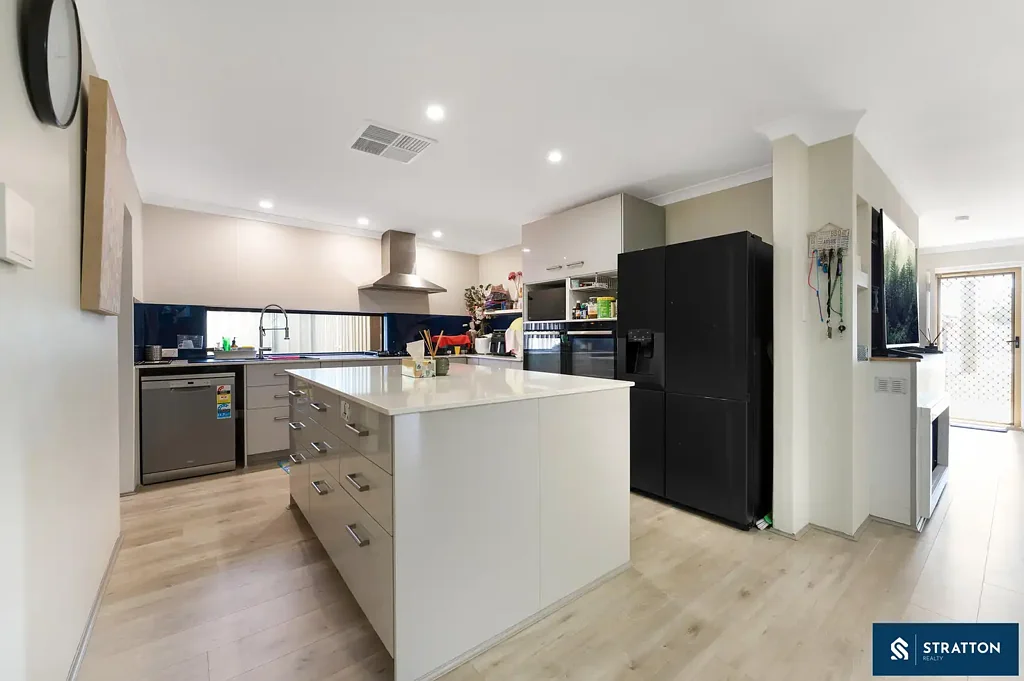 Langford 6ਬੈੱਡਰੂਮ Spacious 6-Bedroom Family Home With Courtyard Oasis, Swimming Pool, Solar Panels, Prime Location on 539sqm Block!!