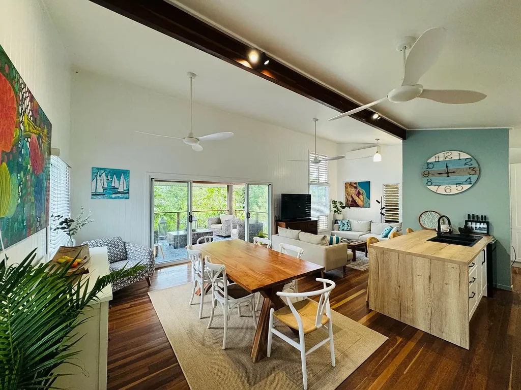 Wongaling Beach 3 Bedroom Light, Bright and White - Across from the Beach !