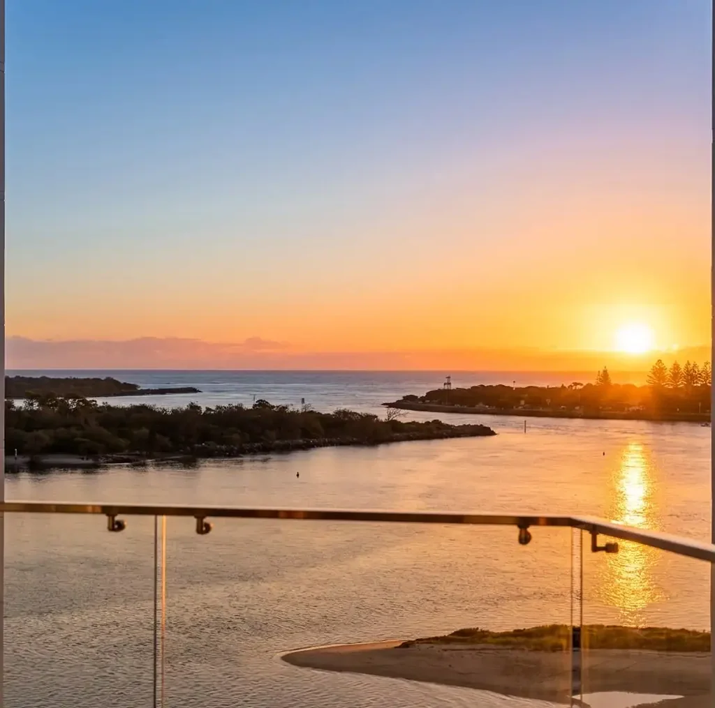 Labrador 2Zimmer Wake Up to Spectacular Broadwater Sunrises | Boutique Coastal Living with Uninterrupted Water Views