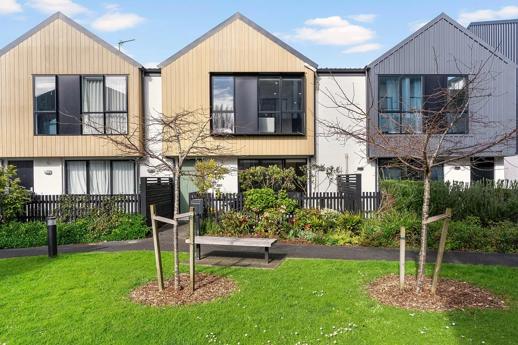 Mount Wellington 3房  Super-sized parkside living