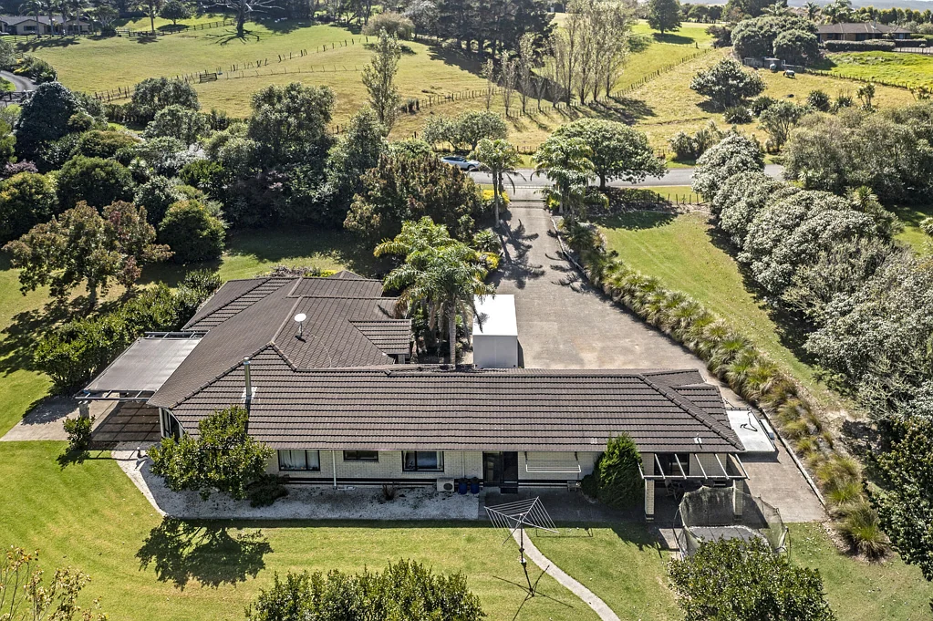 Kumeu 4 Slaapkamer Single-Level Brick & Tile Country Estate on 1.17ha