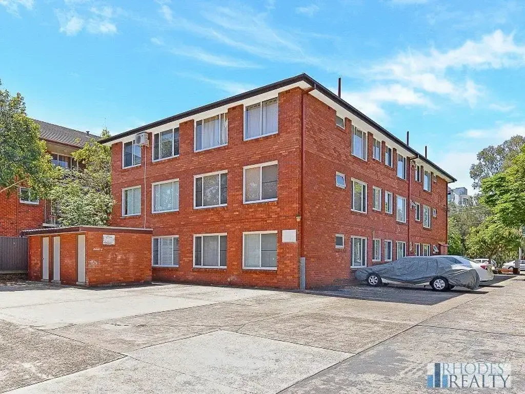 Sunny top floor in super location
